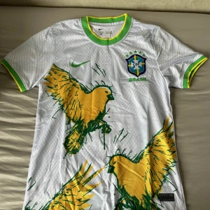 Brasilien Special Kit - Säljer fotbolls tröjor på mindre än retail, vi har ett större utval på vår instagram Jerseysidan.