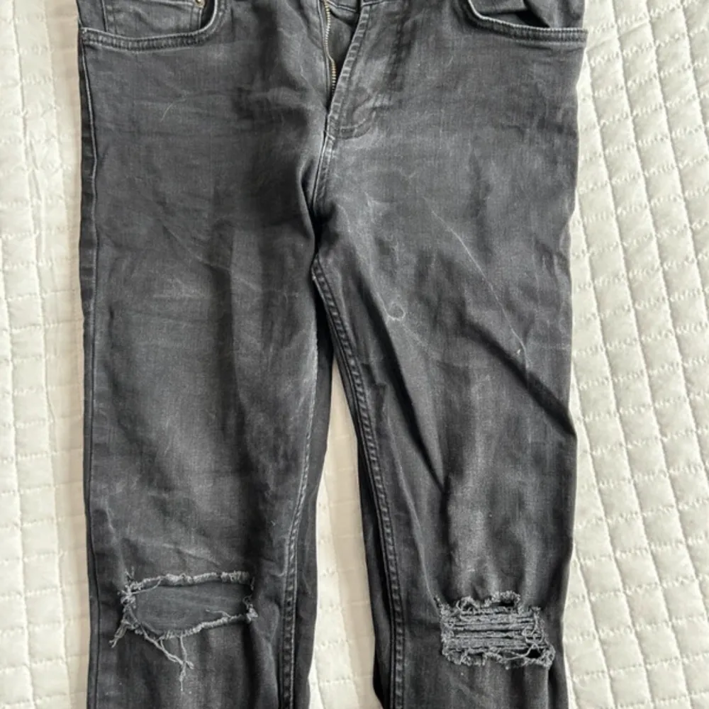 2 par jeans från junkyard i använt skick, finns små fläckar här o där på ens paret Stl: 30x32. Jeans & Byxor.