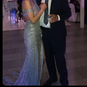 En sjukt fin klänning  - Klänning i storlek 34-36, använd endast en gång. 