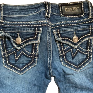 Bootcut miss me jeans - Miss me jeans i modellen ”boot” i storlek w25! Säljer då dem tyvärr var för små för mig 💕 I fint skick, men är lite lätt slitna långt ner på byxan! Skriv privat för måtten eller fler bilder! 🎀 