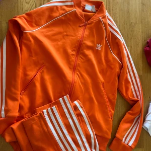 Adidas dress - Adidas dress i nyskick har legat i garderoben sen jag köpte den då den inte passade. 