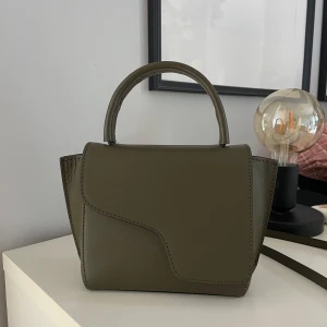 ATP väska  - Nästan helt oanvänd väska från ATP i färgen turtle (mörkgrön). Köpt för några månader sen & använt ca 4 gånger. Inga defekter & i nyskick. Det är den lilla modellen. Nypris 3900kr. Skriv för mer bilder!