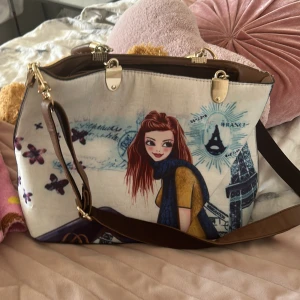 Väska  - super gullig väska med en liten väska inuti 😍