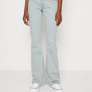 Lågmidjade jeans  - Säljer dom här jätte snygga jeansen från Weekday använda några få gånger och i jätte bra skick❤️pris kan diskuteras vid snabb affär 