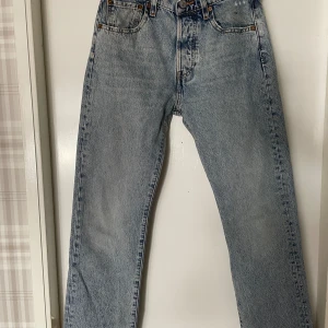 Ljus Blå Levi’s 501 - W28 / L30 Ljus blå levi’s jeans Levi’s 501 Bra skicka, små slitningar. 