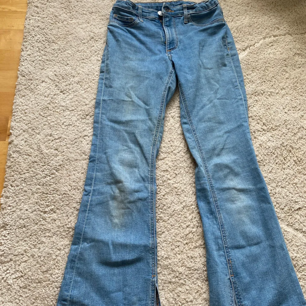 Blåa jeans som är halv öppna på insidan av byxorna längst ner. Är för små för mig så då säljer jag de. Kan vara lite korta. . Jeans & Byxor.