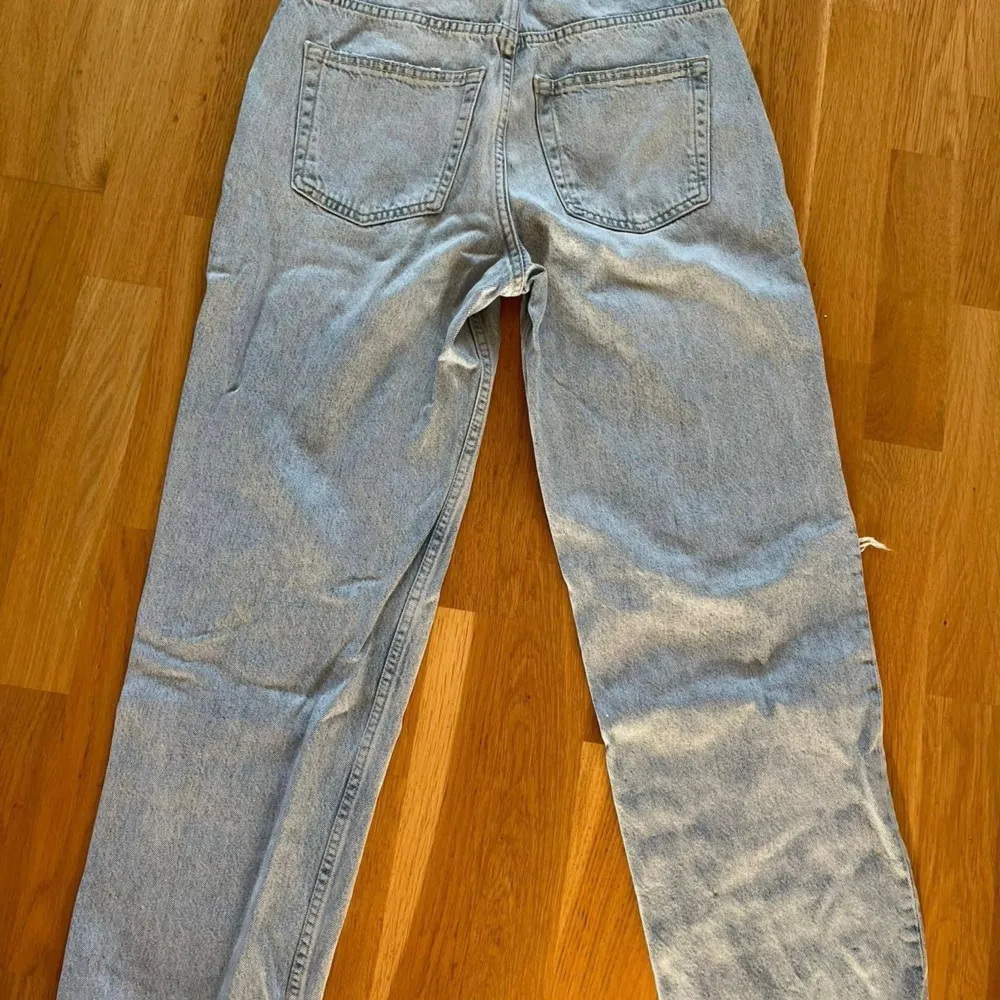 Skit snygga straight leg jeans i storlek 36, aldrig använda då dem är för stora för mig.. Jeans & Byxor.