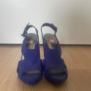 Klackar  - Skit snygga blå klackar!