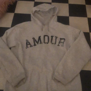 Tröja  - Hej säljer denna tröjan från Gina tricot om man kollar på andra bilden har den tappat en liten metall grej men inget jag tänkt på när jag använt den annars är den i fint skick storlek 164 köpt för 250kr mitt pris är 100kr kan gå med på sänkning💗🫶🏼