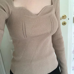 Tröja - Snygg tröja i nyskick, endast testad💗Storlek XS. Säljer då den inte kommer till användning.