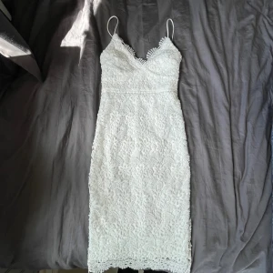 Klänning  - Fin klänning, Knappt använd och är i mycket fint skick!