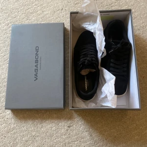 Vagabonds - Säljer mina svarta vagabonds i väldigt bra skick, har inte använt de så mycket. Box ingår. Nypris: ¡1300! Mitt pris: 900. Hör av dig vid intresse!