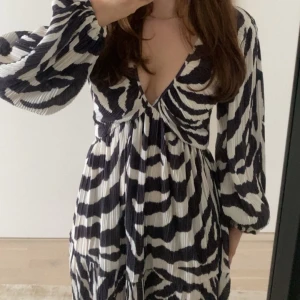 Zebramönstrad klänning - Hm-klänning, helt slutsåld i denna storlek. Helt oanvänd med prislapp kvar, säljs då den inte kommer till användning