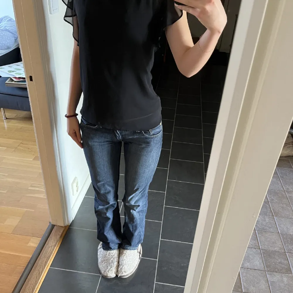 Svart blus ifrån zara, jättesöt men har många blusar. Perfekt till sommaren och hösten💞💞. Puserot.