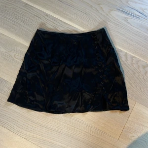 Satin kjol - Kort satinkjol ifrån zara. Storlek S. Den har även inbyggda shorts. 