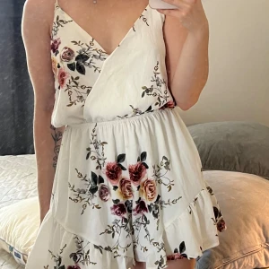 Jumpsuit - Somrig blommig jumpsuit i storlek 38/S. Jag är 161 cm för referens🌷💕