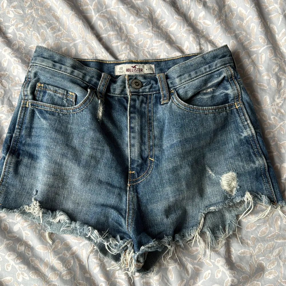 Säljer dessa fina jeansshorts pga att de är för små. De har slitningar på både fram & baksida.🫶🏼🫶🏼Midjemått: 32 cm x2 Längd: 26cm. Shorts.