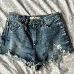 Super fina mid waisted jeans shorts ifrån Hollister!!🙏🏼💕 - Säljer dessa fina jeansshorts pga att de är för små. De har slitningar på både fram & baksida.🫶🏼🫶🏼Midjemått: 32 cm x2 Längd: 26cm