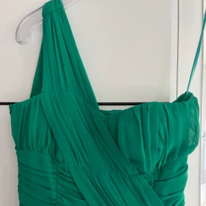 Klänning ☺️ - En vacker klänning i färgen grön☺️ använt 3-4 gånger 🛍️