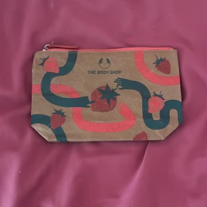 Necessär  - En fin necessär från the body shop som är helt oanvänd💛💛💛💛