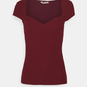 Anna field ( liknande)  - Likadane tröja från Gina i vitt Är i M men passar verkligen någon skon har xs-s