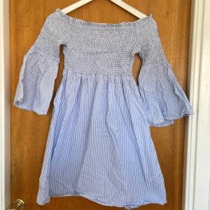 blå klänning  - blå vit randig klänning off shoulder