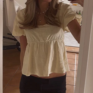 Gul puff tröja  - En jätte fin gul puff tröja från hm, perfekt till sommaren. Diskuterbart prisz 