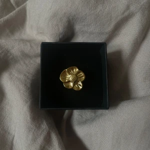 Dahlia ring rostfri  - Ring i Ion plated 304 Stainless steel 🩷