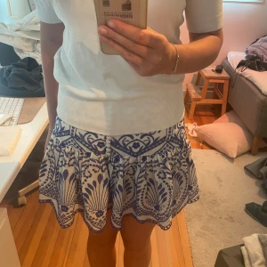 Mönstrad kjol - Säljer denna fina mönstrade kjol från zara. Ganska hög i midjan men går att vika ner så de inte syns💓💓 inte kommit tillräckligt till användning