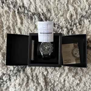 Omega moonswatch - Ligger bara i lådan utan att användas så säljer den istället  Testad 1 gång annars helt oanvänd 