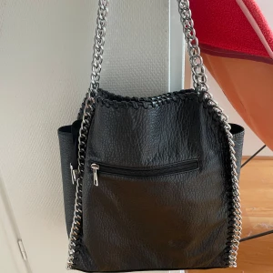 Tiamo väska  - Fin tiamo väska, sparsamt använd, nypris 600kr kom med eget bud. ❤️