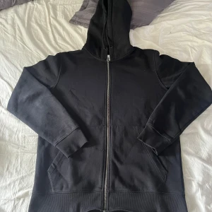 Jack & jones zip hoodie - Säljer min Jack & Jones zip hoodie, bra  skick på den förutom lite slitet på ett ställe (sista bilden) Skick annars 7/10 hör av er vid frågor :)