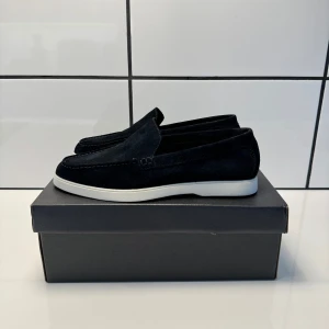 Massimo Dutti Laofers  - Massimo Dutti Loafers i en mörkblå färg (mörkare på bild). Skorna är i toppen skick, använda enstaka gång. Hör av er vid frågor! 😀
