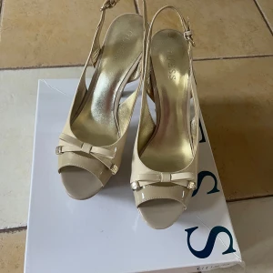 Klackar - Detta är ett par klackar från Guess i strl 40. Nypris är 1465. Dessa är inte använda alls för många gånger och materialet är skinn. Klacken är ungefär 13 cm. Skriv privat om ni har några funderingar!