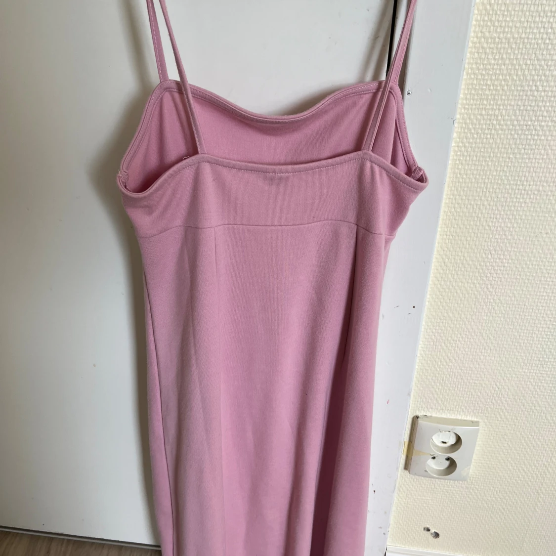 Rosa klänning med smala axelband - 90