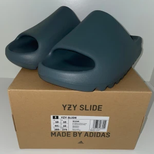 Yeezy slides slate marine storlek 44,5 - Ds, aldrig använde, helt nya, storlek us 10 / 44,5 eu, slate marine, kvitto finns, pm för frågor