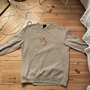 Tom&jerry merch tröja  - Beige tjocktröja med tom and Jerry tryck! Storlek L, men passar mig som brukar ha M i mycket:)