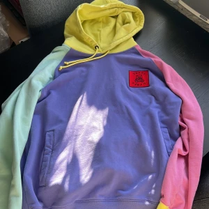 Teddy Fresh color block hoodie - En fin hoodie från Teddy Fresh, det är första releasen av color block hoodien (alltså inte 2.0), köpt sommaren 2019 och är fortfarande som ny!