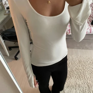 Vit tröja - Jättefin tröja från Gina, den är använd men det är inget som syns. Mjukt material med slits vid handlederna💕