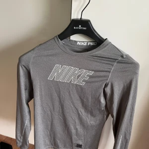 Nike Pro kompressionströja - Nike pro kompressionströja perfekt att ha under en T-shirt när man tränar, använd men i bra skick 