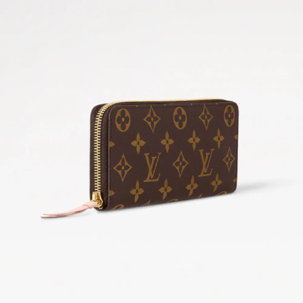 Söt Louis Vuitton plånbok, aldrig använd💞 20 x 9 x 2 cm Köpt från Louis Vuittons hemsida! Har kvar original förpackningen med alla tillbehör, och självklart också kvitto och äkthetsbevis💓 Original pris: 5 850kr Hör gärna av er vid eventuella frågor😊🫶. Väskor.