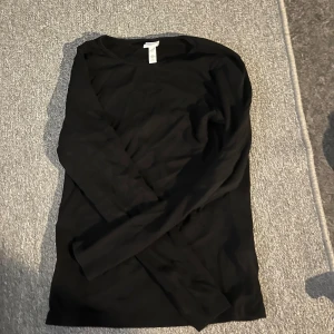 Svart tröja - Super snygg svart långärmad tröja från HM i st M, använd 1 gång!!