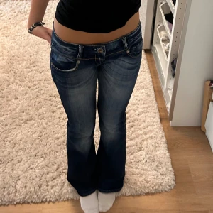 Lågmidjade jeans  - As snygga lågmidjade jeans i strl S ungefär💓 inga defekter och i nyskick, skriv privat vid frågor och kolla gärna in mina andra annonser!🫶