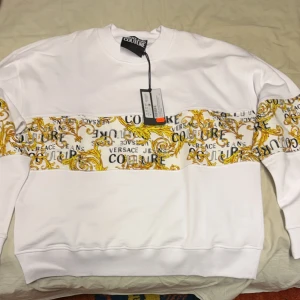Versace sweatshirt  - Versace sweatshirt   storlek L helt ny, Aldrig använd äkta  Nypris 2499 kr