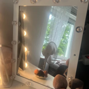 Sminkspegel - En väldigt bra sminkspegel med stånd där bak. Går också att hänga upp på väggen. Lampor funkar men behöver batterier. Bra kvalite och inte så gammal 