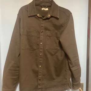 Overshirt - Säljer en svart overshirt från Bershka. Otroligt bra skick och väldigt enkel att styla en outfit med.