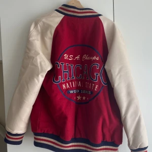 Baseballjacka collegejacka röd - Så snygg och hög kvalitativ baseballjacka från urbanoutfitters! Står storlek XS men väldigt oversized så snarare en M. Inköpt för 1200kr. Hör av dig om du har frågor ❤️