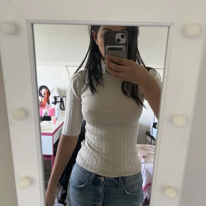 Stickat t-shirt  - Stickad t-shirt från Gina knappt använd och jätte fint skick 💓