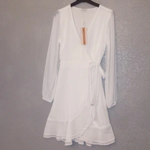 Klänning från Bubbleroom 🌸 - Helt oanvänd omlott klänning från Bubbleroom i storlek 34. Endast provad