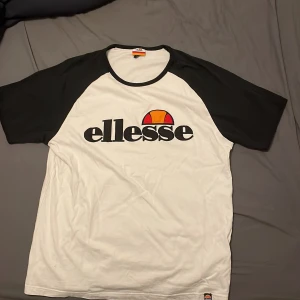 Tshirt  - Tshirt från ellesse i storlek XL, använd 1 gång så i väldigt gott skick. Nypris 299kr